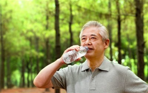 在炎热天气中，老年人要注意补水！