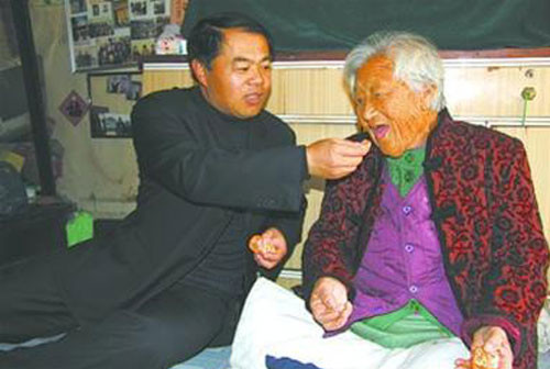 大连好人刘龙31年照顾孤寡老人 事迹被拍成微电影