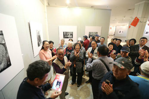 大连：“百岁老人”摄影展”见证祖国繁荣昌盛