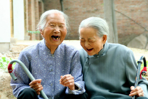 家里的老人太长寿，对子女来说是好是坏?3个问题很现实难以忽视