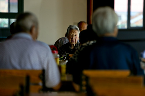 不会用手机看病都成问题  智能时代别落下老年人
