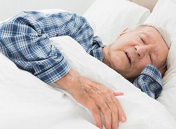 老人睡眠质量不好？是睡姿不正确，来看看解决办法