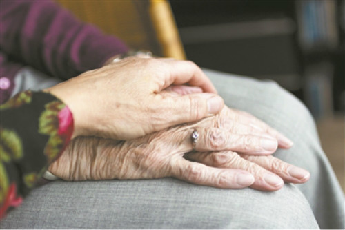 老人居家照护必知的食、衣、住、行四件事