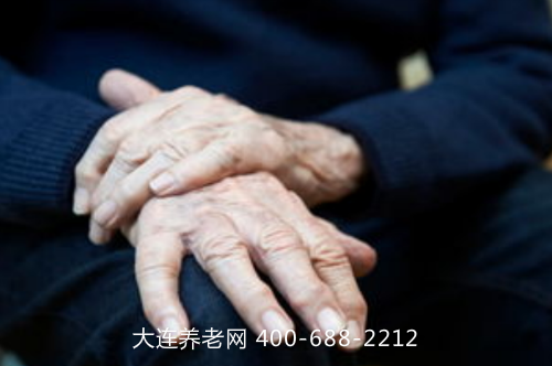 老年人手抖是什么原因？治疗手抖的办法？
