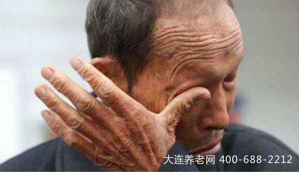 表面孝顺，实则“假孝顺”，子女行为令老人心寒