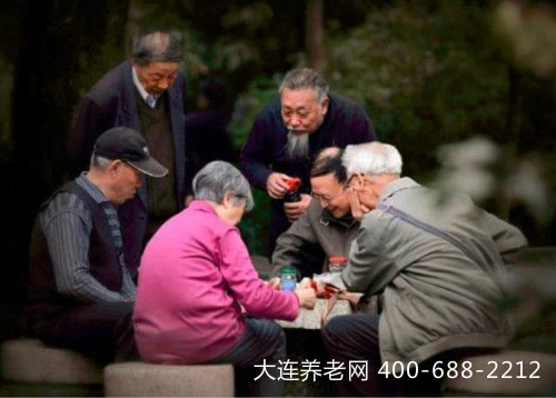 3个老友抱团养老5年就散伙，72岁老人后悔：少了朋友，多了仇人
