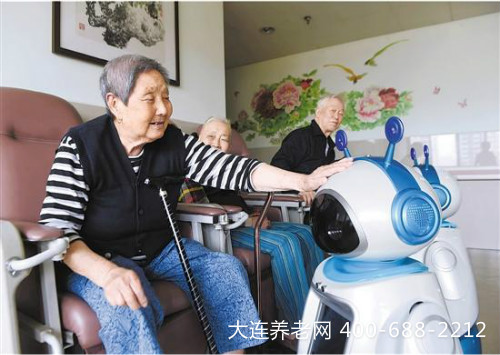 两会快评｜智能时代，别让老年人“掉线”