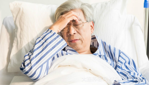 老年人夏季里应注意防范哪些病症？