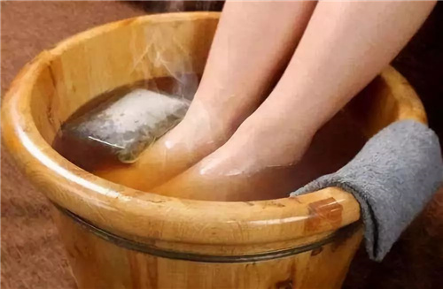 中老年人泡脚的十大禁忌，和普通泡脚完全不同