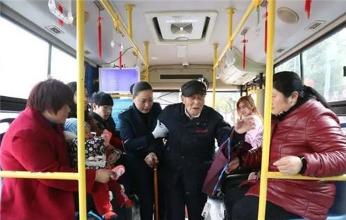 “老年卡”时代过去了，新政策下，给予老人的补贴“上线了